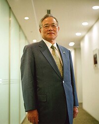 <strong>キヤノンMJ 村瀬治男社長</strong><br>1939年、神奈川県生まれ。私立栄光学園高校卒。63年慶應義塾大学経済学部卒業後、キヤノンカメラ(現キヤノン)入社。71年からキヤノンU.S.Aに出向、93年キヤノンU.S.A社長など歴任。99年から現職。