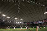 節電のため、照明を抑えて行われた東京ドームの公式戦。(PANA=写真)