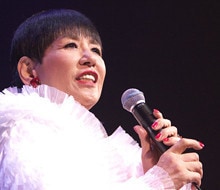 <strong>和田アキ子</strong>●本名、飯塚現子。大阪府出身。歌手、タレント。1968年「星空の孤独」でデビュー。72年「あの鐘を鳴らすのはあなた」で日本レコード大賞最優秀歌唱賞受賞。2006年女性歌手として2人目の「NHK紅白歌合戦」30回出場を達成。08年NYアポロシアターで日本人初の単独公演を行う。この模様は、DVDに収録され、09年1月21日にテイチクエンタテインメントから発売予定。