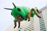 第1回横浜トリエンナーレでホテルに飛び乗った椿昇の作品「インセクト・ワールド 飛蝗」。