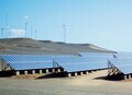 海外から送電することも可能に(ゴビ砂漠の太陽光発電所)。(PANA=写真)