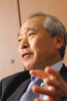 <strong>西日本高速道路会長兼CEO 石田 孝</strong>●1943年、福岡県生まれ。66年神戸製鋼所入社。取締役、専務を経て2002年コベルコ建機社長。04年コベルコクレーン社長。05年西日本高速道路会長兼CEO。06年西日本高速道路サービス・ホールディングス会長CEO兼任。