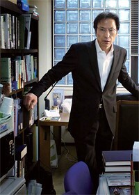 <strong>姜尚中</strong>●1950年、熊本市生まれ。熊本県立済々黌高等学校卒。早稲田大学大学院政治学研究科博士課程修了。国際基督教大学准教授を経て、現在は、東京大学大学院情報学環教授。専攻は政治学と政治思想史。悩みを手放さず、真の強さをつかむ生き方を提唱した『悩む力』(集英社新書)は、80万部を突破。『在日』『愛国の作法』など著書多数。