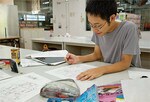 4年生の石田豊さん。卒業制作の追い込み作業中だった。