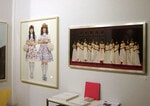 澤田知子のゴスロリファッションのシリーズとミスコンシリーズの作品。2008年パリフォト、大阪のギャラリーMEMの展示風景より。