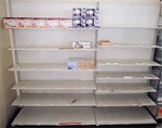 品不足は便乗値上げの温床となる(栃木県宇都宮市)。(PANA=写真)