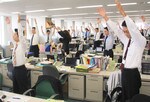 自由参加にもかかわらず、ほぼ全員がラジオ体操に参加。営業部隊らしく、フロアには神棚が。