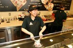 店舗では、客がリクエストしたとき、大きなサイズのアイスを頼んだとき、そしてチップを渡したときに歌のサービスを行う。
