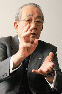 <strong>稲盛和夫</strong>●1932年、鹿児島県生まれ。鹿児島大学工学部卒業。59年、京都セラミック(現京セラ)を設立し、社長、 会長を経て、97年より名誉会長。84年には第二電電(現KDDI)を設立し会長に就任。現在、同社の最高顧問。経営者のための経営塾『盛和塾』の塾長として後進の育成にも力を注ぐ。『働き方』『稲盛和夫の実学』など著書多数。