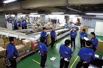 取材日は2月上旬。冷暖房のない場所だがスタッフはてきぱきと働く。あいさつも返事もすべて「ウォッス、ウォッス」の会社だ。