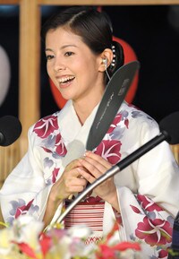 <strong>沢口靖子</strong>●1965年、大阪府生まれ。84年、第1回「東宝シンデレラ」に選ばれ芸能界入り。同年、映画『刑事物語 潮騒の詩』でデビュー。85年、一世を風靡したNHK連続テレビ小説『澪つくし』で一躍注目を集める。以後、東宝の看板女優として、映画、ドラマ、舞台、CMで活躍中。
