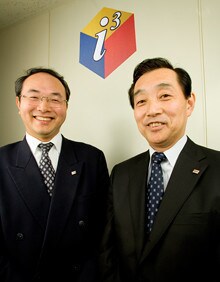 <strong>「両立しそうにない組織どうしの二律背反を「何とかする」」</strong><br>「成長に軸足を置いた業績の実現は、今も大きな悩みの1つ」と豊住氏(右)。岸本氏(左)は半導体部門出身。