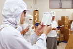 食品を扱う工場だけに、従業員は全員帽子、マスク、白衣を着用。お互いの服装チェックで締めくくる。