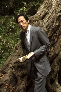 <strong>姜尚中</strong>●1950年、熊本市生まれ。熊本県立済々黌高等学校卒。早稲田大学大学院政治学研究科博士課程修了。国際基督教大学准教授を経て、現在は、東京大学大学院情報学環教授。専攻は政治学と政治思想史。悩みを手放さず、真の強さをつかむ生き方を提唱した『悩む力』(集英社新書)は、80万部を突破。『在日』『愛国の作法』など著書多数。