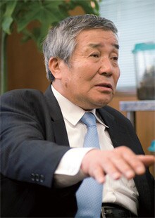<strong>王将社長 大東隆行</strong>●1941年、大阪府生まれ。関西経理専門学校中退後、薪炭・氷販売の経営にあたる。69年、義兄の故・加藤朝雄が67年に創業した「餃子の王将」1号店(京都・四条大宮店)に入店。78年営業本部長、95年副社長を経て、2000年社長に就任。02年営業本部長を兼任。06年に大証1部上場。09年7月末時点で店舗数は531店(直営店346店、FC店185店)。