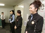 笑顔のために筋肉を鍛えるのは、笑うことより難しい。朝礼では間近で奇妙な表情を直視することに。