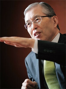 <strong>永守重信</strong>●ながもり・しげのぶ<br>1944年、京都府生まれ。67年職業訓練大学校電気科卒業。73年日本電産を設立。88年大証二部に上場、98年東証一部上場、2001年ニューヨーク証券取引所に上場。同社を一代で精密モーター大手に育て上げた。これまでに27社のM&A(合併・買収)を行い、そのすべてで黒字化を達成。企業再建の手腕にも注目が集まっている。