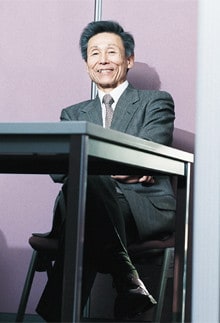 <strong>さわかみ投信社長 澤上篤人<br></strong>1947年、愛知県生まれ。山一証券、スイス・ピクテ銀行日本法人代表などを経て、96年にさわかみ投資顧問(現・さわかみ投信)を設立。30年以上のキャリアを生かした独自の運用哲学のもと、個人投資家向け小口投資信託「さわかみファンド」を運用する。
