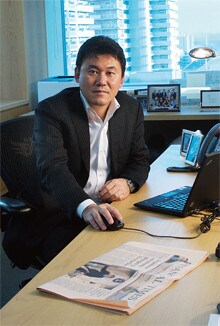 <strong>楽天会長兼社長 三木谷浩史</strong>●1965年、兵庫県生まれ。一橋大学商学部卒業後、日本興業銀行入行。93年ハーバード大学にてMBA取得。97年エム・ディー・エム(現・楽天)を設立。現在、厚生労働省による医薬品のネット販売規制に反対の狼煙を上げている。
