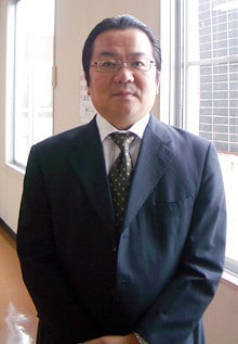 <strong>岩本勝幸●いわもと・かつゆき/ウオエイ社長</strong><br>1961年、長崎県生まれ。83年、東京学芸大学教育学部卒業後、西武百貨店に入社。筑波店、商品部、営業企画室などで勤務。95年、アンダーセン・コンサルティング(現アクセンチュア)入社。2000年、フューチャーシステムコンサルティング(現フューチャーアーキテクト)入社。07年、経営不振に苦しんでいた魚栄商店の再生を命をうけて同社社長に就任。08年、フューチャーアーキテクト、シニアディレクターに就任。