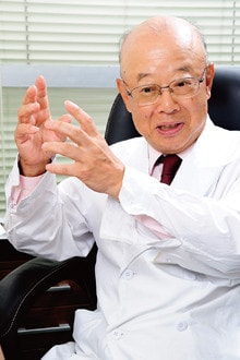 <strong>奥村 康●順天堂大学医学部特任教授(免疫学講座)・アトピー疾患研究センター長</strong>。1942年生まれ。千葉大学医学部卒、同大学院医学研究科修了。スタンフォード大学医学部留学、東京大学医学部講師を経て、84年より順天堂大学医学部免疫学講座教授。医学博士。2000年順天堂大学医学部長。サプレッサーT細胞の発見者。ベルツ賞、高松宮賞、安田医学奨励賞、ISI引用最高栄誉賞、日本医師会医学賞などを受賞。主な著書に『腸の免疫を上げると健康になる』『免疫のはなし』『免疫』『「不良」長寿のすすめ』など。