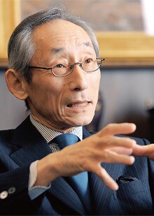 <strong>武田國男</strong>●たけだ・くにお<br>1940年、兵庫県生まれ。62年甲南大学経済学部を卒業後、武田薬品工業に入社。87年取締役、89年常務、91年専務、92年副社長、93年社長。2003年より現職。創業家6代目武田長兵衛の三男。副社長だった長兄の急逝で武田家の後継者に。医薬品事業に経営資源を集中させる大改革を行い、01年度には業界初となる連結売上高1兆円を達成した。