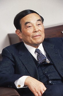 <strong>信越化学工業社長 金川千尋</strong><br>1950年、東京大学法学部卒業。同年に極東物産(現・三井物産)入社。62年信越化学工業入社。70年海外事業本部長。78年塩化ビニル事業の海外拠点である米国シンテック社長就任。90年シンテック社長との兼務で信越化学工業代表取締役に就任。同社は13期連続で最高益を更新中である。