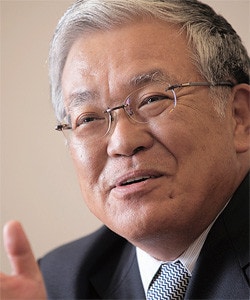 <strong>古賀信行</strong>●こが・のぶゆき 1950年、福岡県生まれ。74年、東京大学法学部卒業、野村證券入社。91年総合企画室長、93年人事部長、95年取締役、99年常務、2000年副社長。01年、持ち株会社体制に移行し、野村ホールディングスが発足。03年野村ホールディングス社長兼CEO、野村證券社長。08年より現職。