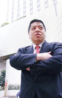 堀江被告逮捕の発端は「メシに誘わなかった」子会社社長の告発メール<br><strong>起訴休職中外交官 佐藤 優<br></strong>1960年、東京都生まれ。同志社大学大学院神学研究科修了後、外務省入省。95年より外務本省国際情報局分析第一課。2002年、背任と偽計業務妨害の容疑で逮捕。07年2月、控訴審で懲役2年6月、執行猶予4年の判決を受ける(上告中)。外務省を休職中。著書多数。