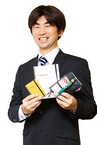 <strong>市原義文</strong>●1967年生まれ。90年、学習院大学経済学部卒、日産自動車入社。2000年、外資系コンサルティング会社へ。04年、ローソン入社。「5年も同じ会社にいるつもりはなかったが、毎日仕事が楽しい」。