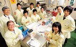 原子力技術応用工学科の皆さん。左端が田中光雄教授、右端から2人目が砂川武義准教授。