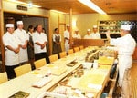 見学したのは本店の朝礼。店長の大金有三氏も嶋宮氏に似て、話をするのが上手だ。