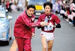 五区山登りの猪俣選手に水を手渡す。「4年間のすべてを出し切れ!」。