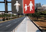 分離走行を示す標識。自転車走行部分も歩道であり、自転車は歩行者優先で徐行が必要。このように自転車が歩道を走ると、歩行者との事故だけでなく、交差点での自動車との事故も増えるとの指摘がある。(PANA=写真)
