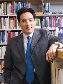 <strong>堀 義人●ほり・よしと</strong> 1962年生まれ。京都大学工学部卒。住友商事在職中にMBAを取得。92年独立。グロービス経営大学院は株式会社立大学として2006年に開学、08年学校法人に転換した。