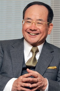 <strong>住友林業社長 矢野 龍</strong>●1940年、満州(現中国東北部)生まれ。63年、北九州大学外国語学部卒、住友林業入社。アメリカに2度、計10年間にわたり駐在。92年常務、95年専務、99年より現職。
