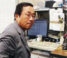 <strong><53歳で助教授就任>嘉義幸司</strong><br>1946年、北海道生まれ。北海道大学教育学部卒業後、日本オリベッティに入社し、SE、マーケティング業務に従事。その後、TKCの商品企画、広報、システム開発部門の長などを経て、97年に独立。経営情報システムコンサルタント会社を設立する。2000年、富士常葉大学流通経済学部(総合経営学部の前身)助教授に就任し、05年教授に。