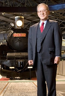 <strong>JR東日本 関根 徹</strong>●鉄道博物館館長。1943年、埼玉県生まれ。63年旧国鉄入社。民営化後はJR東日本で輸送や販売を担当。97~99年大宮駅長、2001年東京駅長。06年に東日本鉄道文化財団副理事長兼鉄道博物館長に就任。大宮駅長時代、当時の大宮市長から交通博物館誘致の協力を依頼された経緯がある。