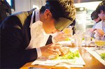 クラヤミ食堂のメソッドを企業向けにアレンジし、部署や肩書を超えた社員交流にするサービスも。