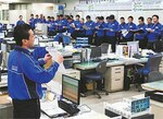 60人ほどの出席者全員が青の作業服姿で足元は運動靴、ズボンの後ろポケットには軍手を突っ込んでいる。皆、背筋がすっと伸びている。
