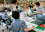 夏はアロハシャツ勤務の群馬県旧伊香保町役場(現・渋川市伊香保総合支所)。14年前、米ハワイ郡との姉妹都市提携が契機。(PANA=写真)