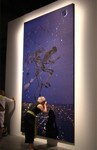 アンジェロ・フェノメノ<br>
幻想的に表現されたオニキスやスワロフスキーで作られた町並みがドクロの不気味さを際立たせている。
