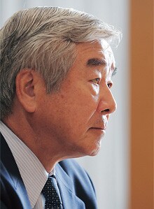<strong>大久保尚武</strong>●おおくぼ・なおたけ<br>1940年、北海道生まれ。62年東京大学法学部卒業、同年、積水化学工業入社。89年取締役、93年常務、97年専務、99年1月副社長、同年6月社長。2009年3月より現職。大学時代にボート競技の日本代表としてローマ五輪に出場。現在、社団法人日本ボート協会の会長も務める。