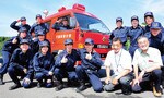 学生消防隊の面々。女性隊員も2人いる。最前列右端が室井房治監督、左隣が櫻井嘉信顧問。隊員の制服は消防団のお下がりという。