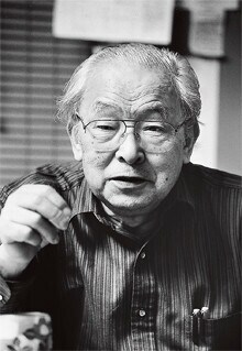<strong>渥美俊一</strong>●1926年、三重県生まれ。東大法学部卒。62年チェーンストア研究団体ペガサスクラブ設立。当初のメンバーに、ダイエーの中内功、イトーヨーカ堂の伊藤雅俊、ジャスコの岡田卓也など。チェーンストア理論のもとに日本の流通革命を先導した。2010年7月21日、逝去。(写真提供=柴田書店)