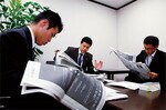 全国各地で約700人の新人が日経の読み合わせを行っている。マンツーマンか1対2が基本だ。
