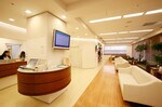 立川駅構内のナビタスクリニック立川の待合室。広々としたつくりで、エキナカとは思えない。