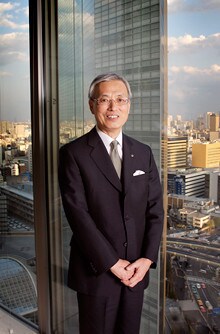<strong>資生堂社長 前田新造</strong><br>1947年、大阪府生まれ。慶應義塾大学文学部卒業後、資生堂入社。海外営業本部アジアパシフィック地域本部長、経営企画部長などを経て、2005年6月より現職。「毎晩ベッドに入る前に、今日の自分の仕事がお客様の役に立つことができたかどうか、必ず反芻しています。そうするとよく眠れるんです(笑)」