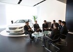 売る気満々には見えず、控えめな雰囲気の営業マンたち。皆、よく手入れされた靴を履いている。