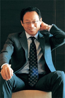 <strong>岡田武史</strong>●1956年、大阪府生まれ。早稲田大学政治経済学部卒業後、古河電気工業(日本サッカーリーグ)で活躍。ユース代表、ユニバーシアード代表、日本代表にも選抜される。現役引退後は、ドイツへのコーチ留学を経てクラブチームのコーチ、コンサドーレ札幌、横浜F・マリノス、日本代表の監督を歴任し、現在に至る。